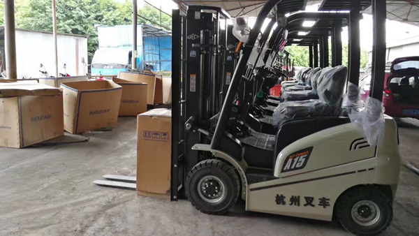 杭州叉車：電動叉車安全性高，但也要注意…