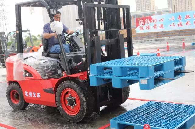 杭州叉車丨X系列內(nèi)燃叉車作為東莞叉車司機(jī)技能競賽唯一指定叉車，很驕傲！