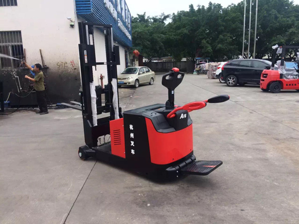 杭州叉車：選購電動堆高車，要學(xué)會多角度考慮！