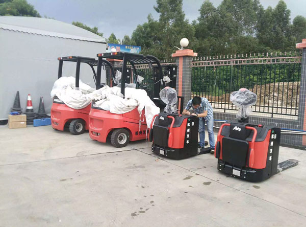 廣州叉車廠家教你：如何選配電動(dòng)堆高車！
