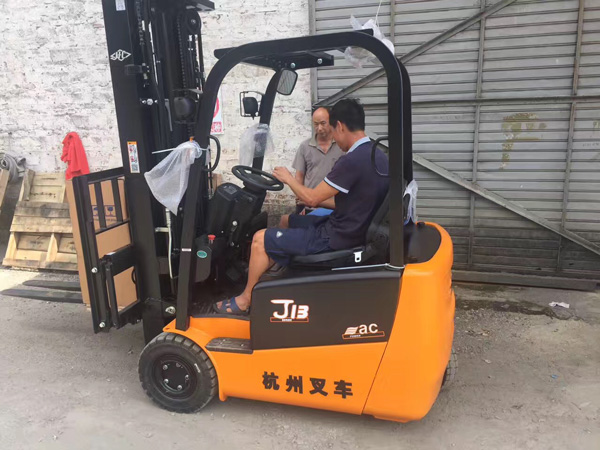 杭州叉車：客戶問我三支點(diǎn)電動(dòng)叉車的缺點(diǎn)