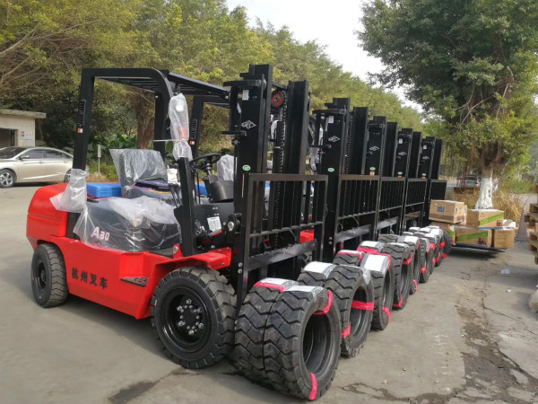 叉車?yán)系每欤坎煌A段的叉車保養(yǎng)你要注意！